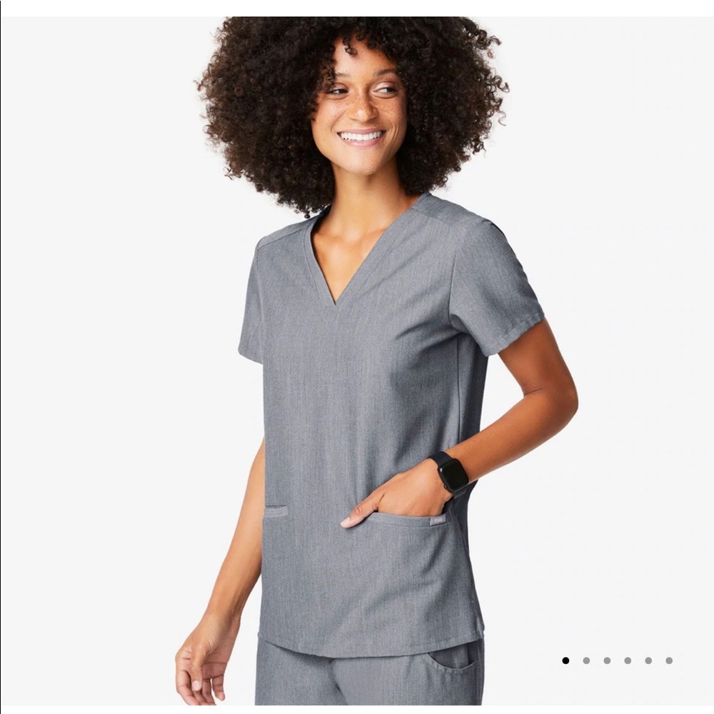 FIGS Casma Three-Pocket Top || Graphite